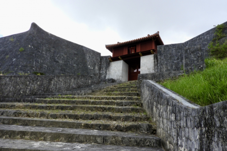 首里城継世門