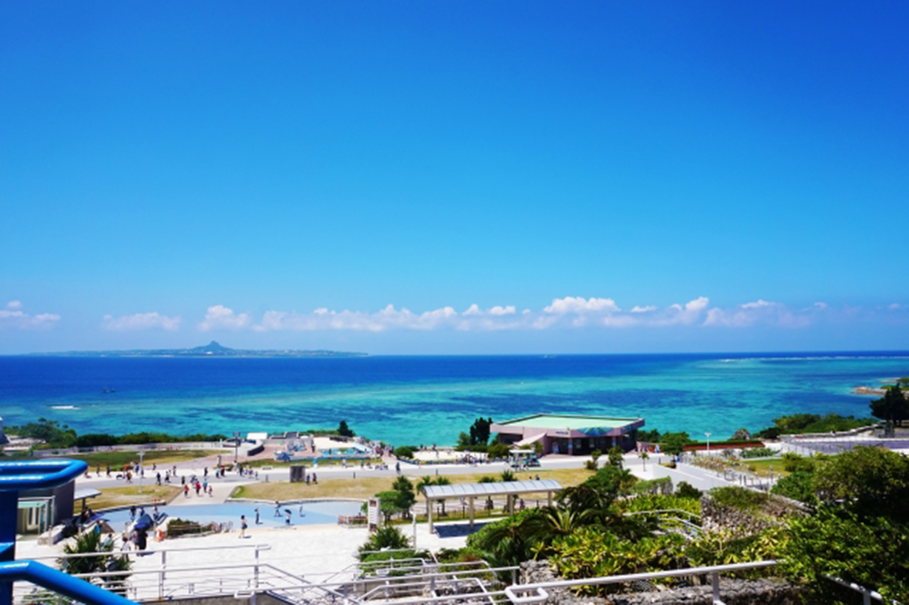 美ら海水族館から見た伊江島と海