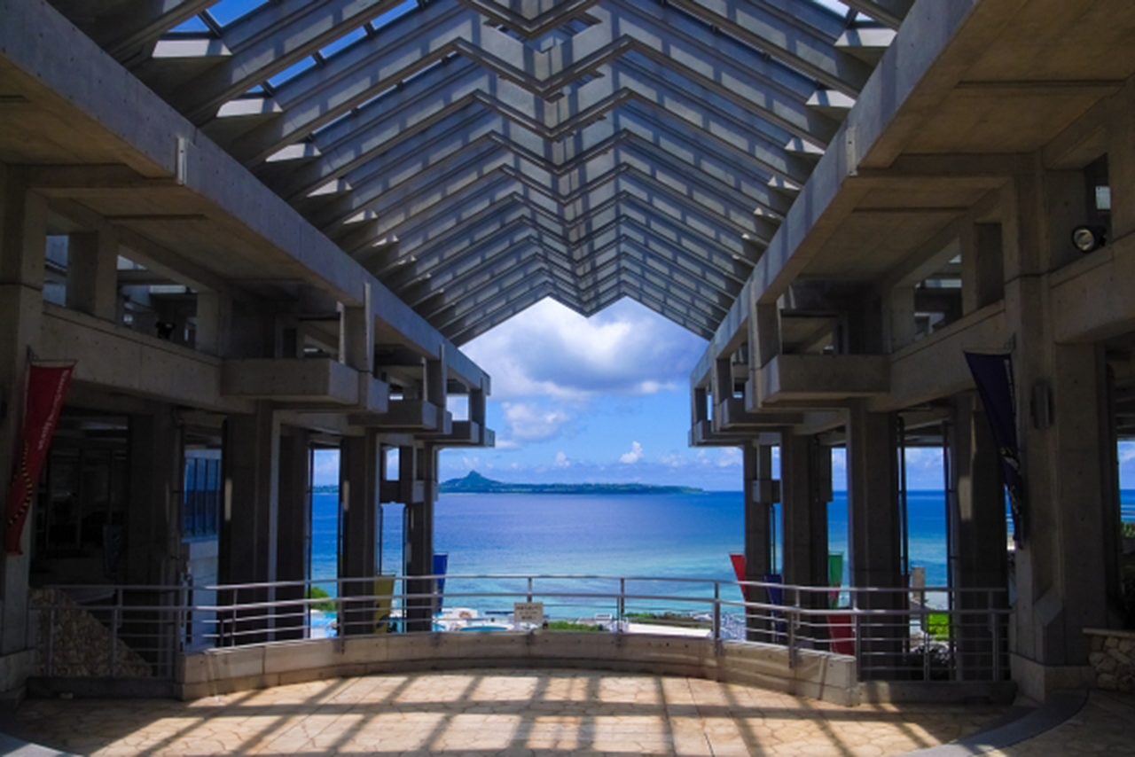 美ら海水族館から見る青い海