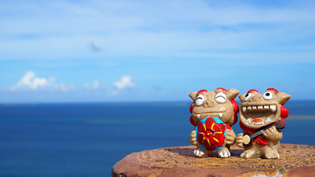 沖縄の海とシーサー