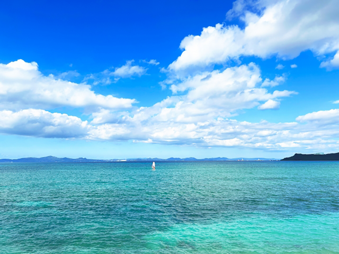 沖縄のエメラルドの海