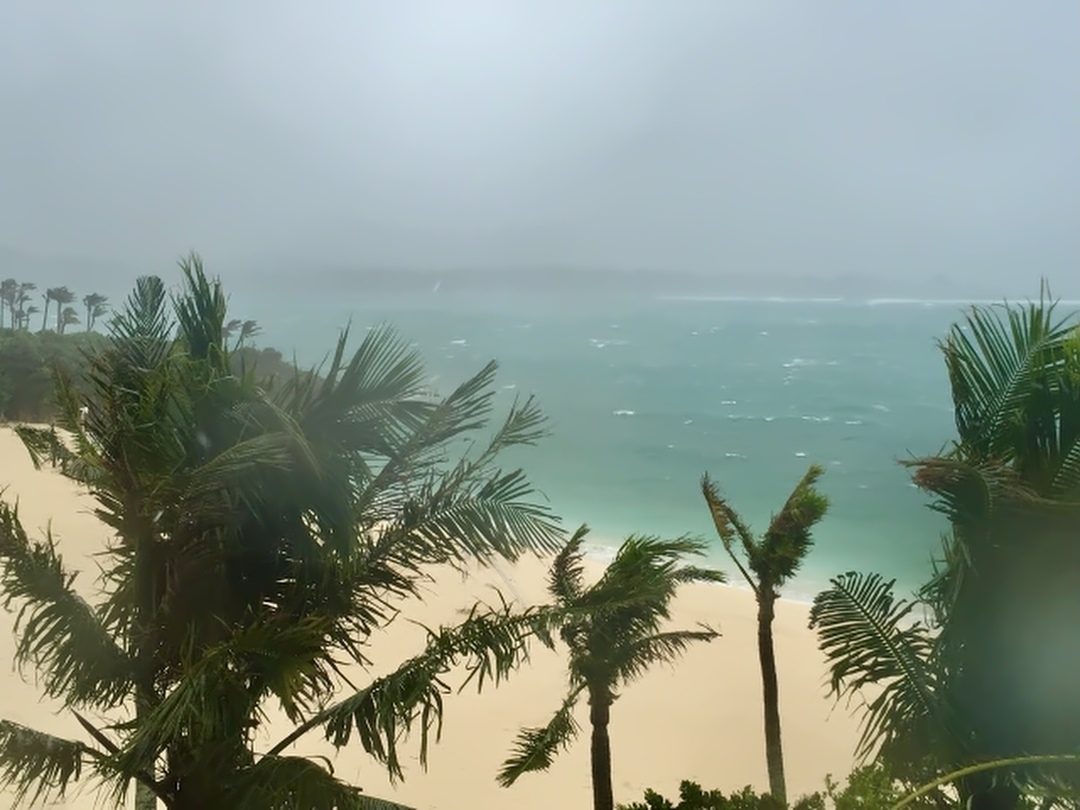 沖縄の台風の海