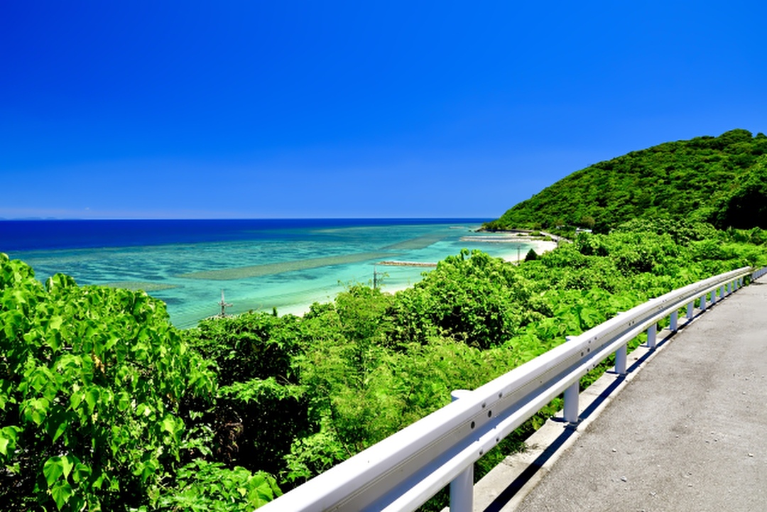 道路から見る沖縄の海
