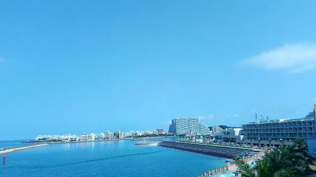 名護の海沿いの街並み