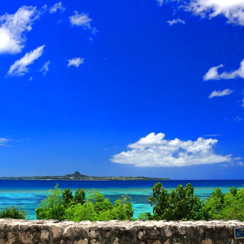 沖縄の青い海と空