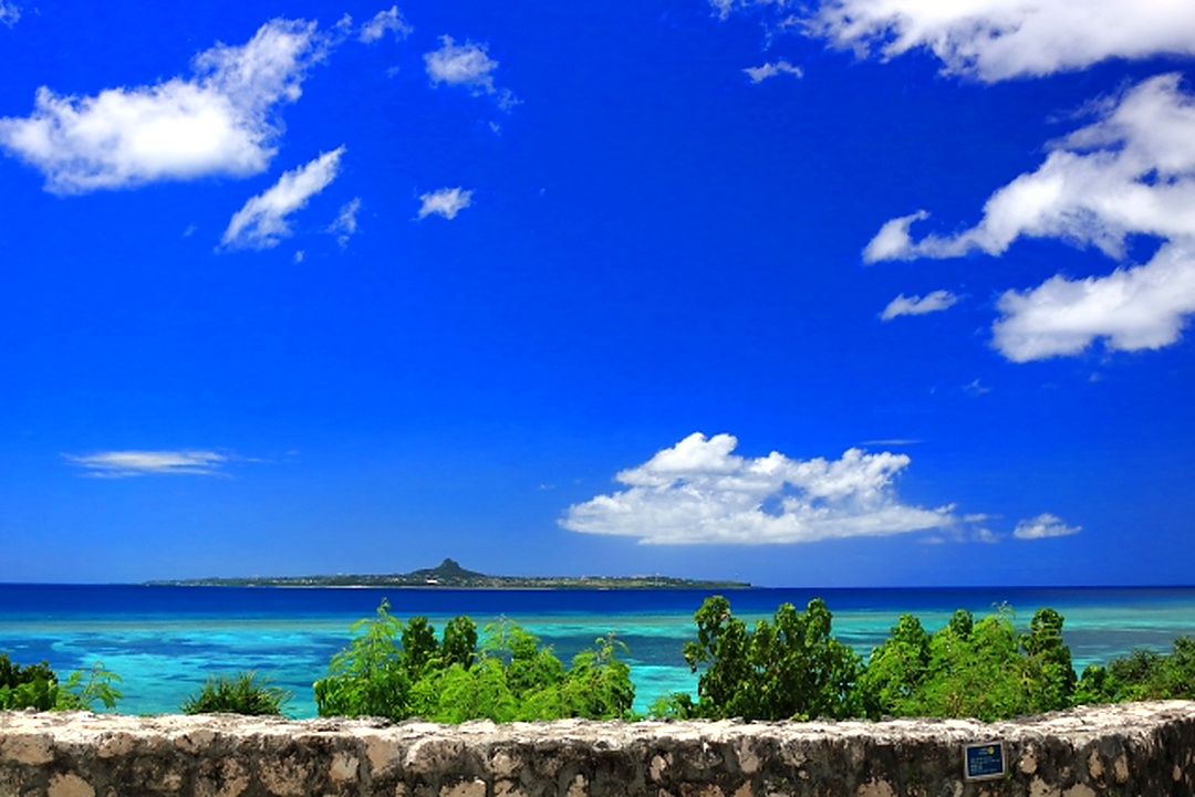 沖縄の青い海と空